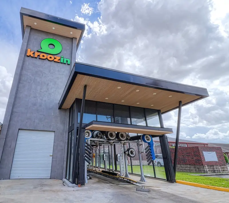 Edificio del autolavado de Kroozin Clay con la Q verde, 19533 Clay Rd, Katy